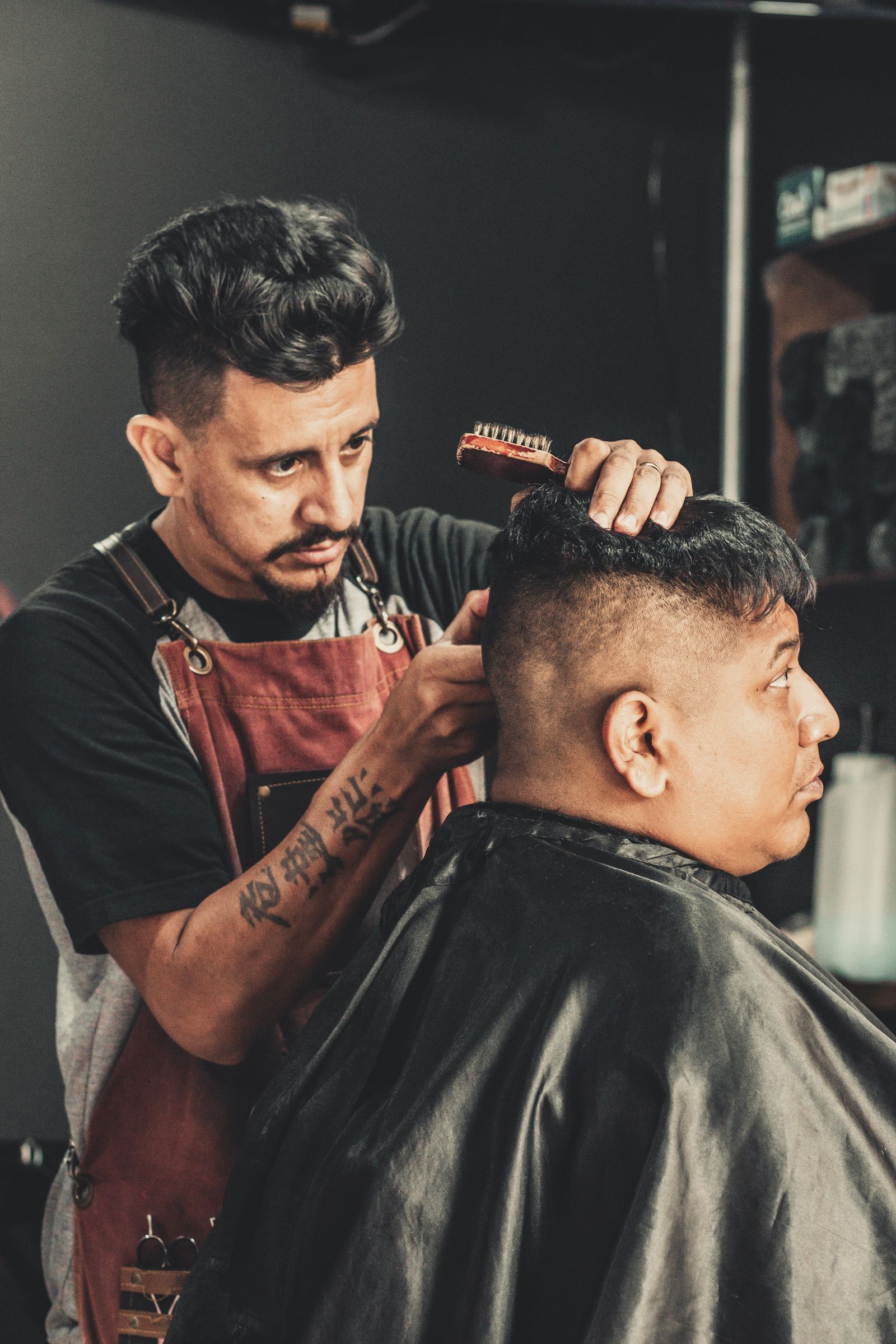 Barber giving a client a fresh cut - replace images/about-preview.jpg
